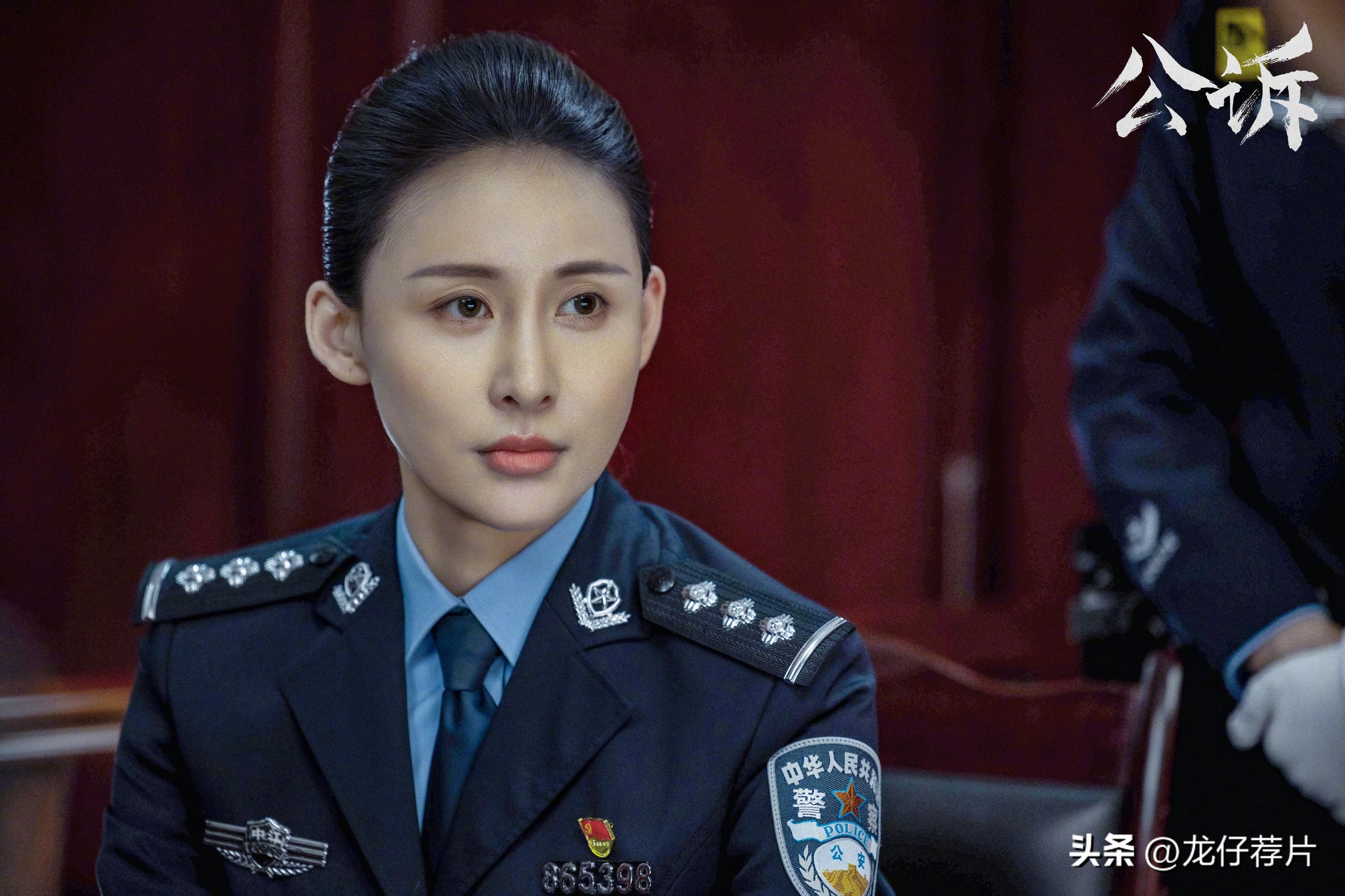 仅凭气质就能看出,贾青饰演的张婉茹肯定是一个代入感十足的女警花