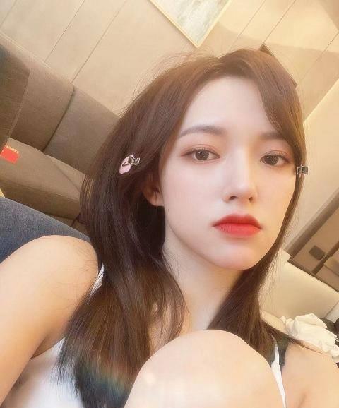 程潇妹妹长开了,从普通路人到大美女,连乐华都抢着签她当练习生_姐姐