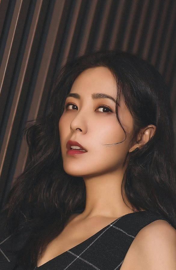 曾黎恋情疑曝光,当街挽手喂食,曾是中戏200年美女校花_曾李伟_戏剧