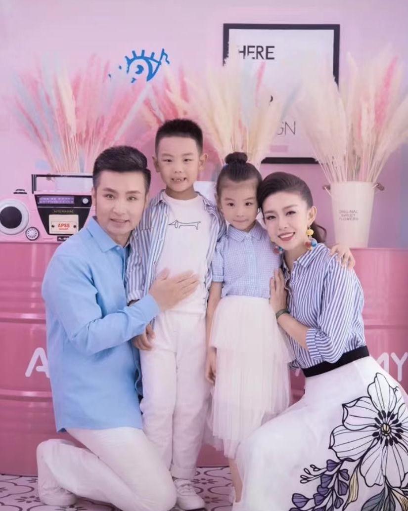 看得出来,刘和刚与战扬对两个孩子相当上心,从未缺席儿女的成长,不吝