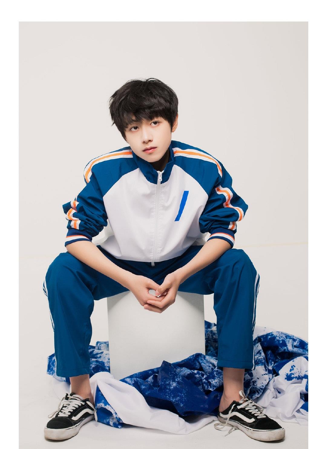 戴口罩的刘耀文被指撞脸王俊凯,网友傻傻分不清,小凯长了大众脸_时代