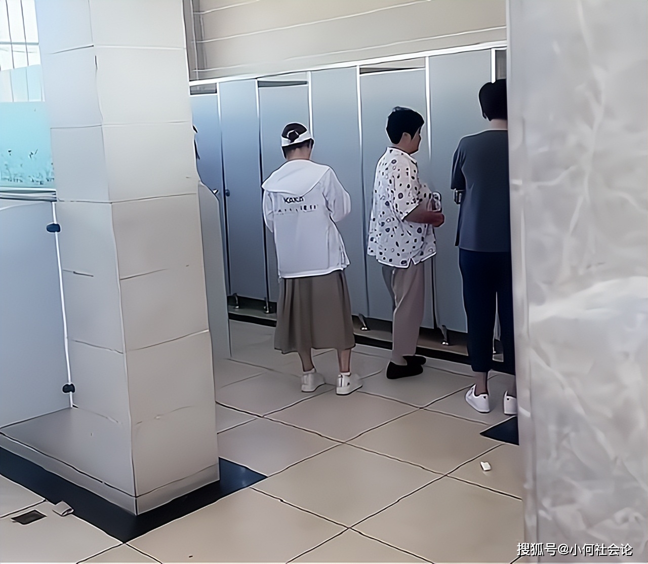 一群女子霸占男厕所排队方便,现场有说有笑,男性站门口不敢进_女性