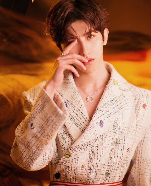 蔡徐坤现身快本,大棉拖背带裤还玩纸飞机,22岁也是大男孩_西装_黑色