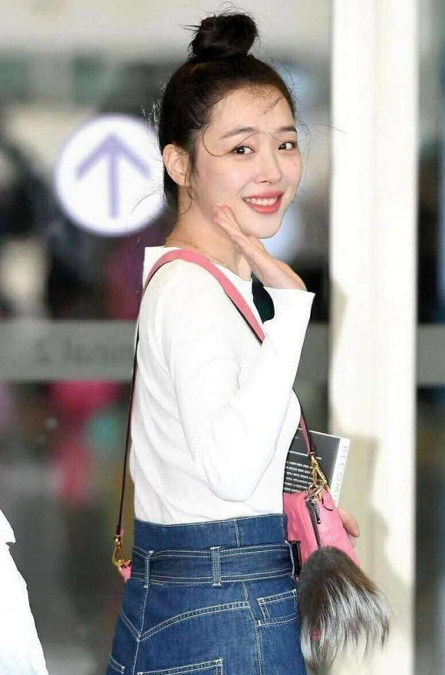 跨的粉色包包,看上去白白糯糯的少女感十足,完全是一副初恋女友的感觉