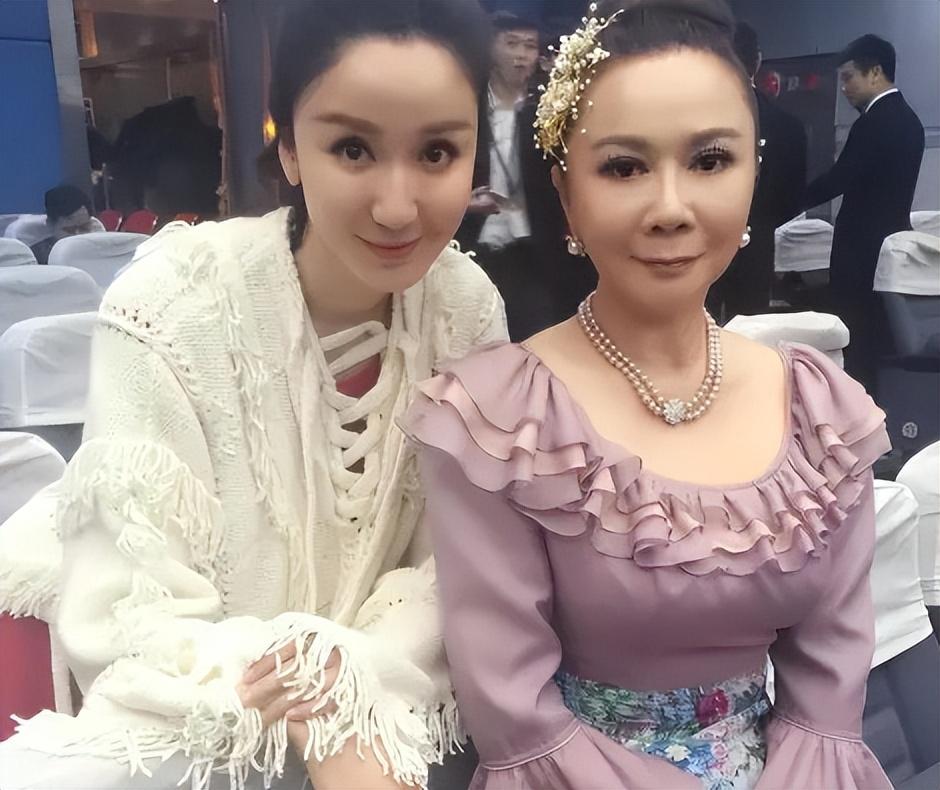 娄艺潇做到整容这一步,已经毁掉观众童年女神"胡一菲"滤镜,令人感到