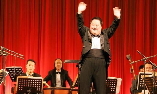 从痴呆儿到天才指挥家,被捧成明星,胡一舟如今过的还好吗?