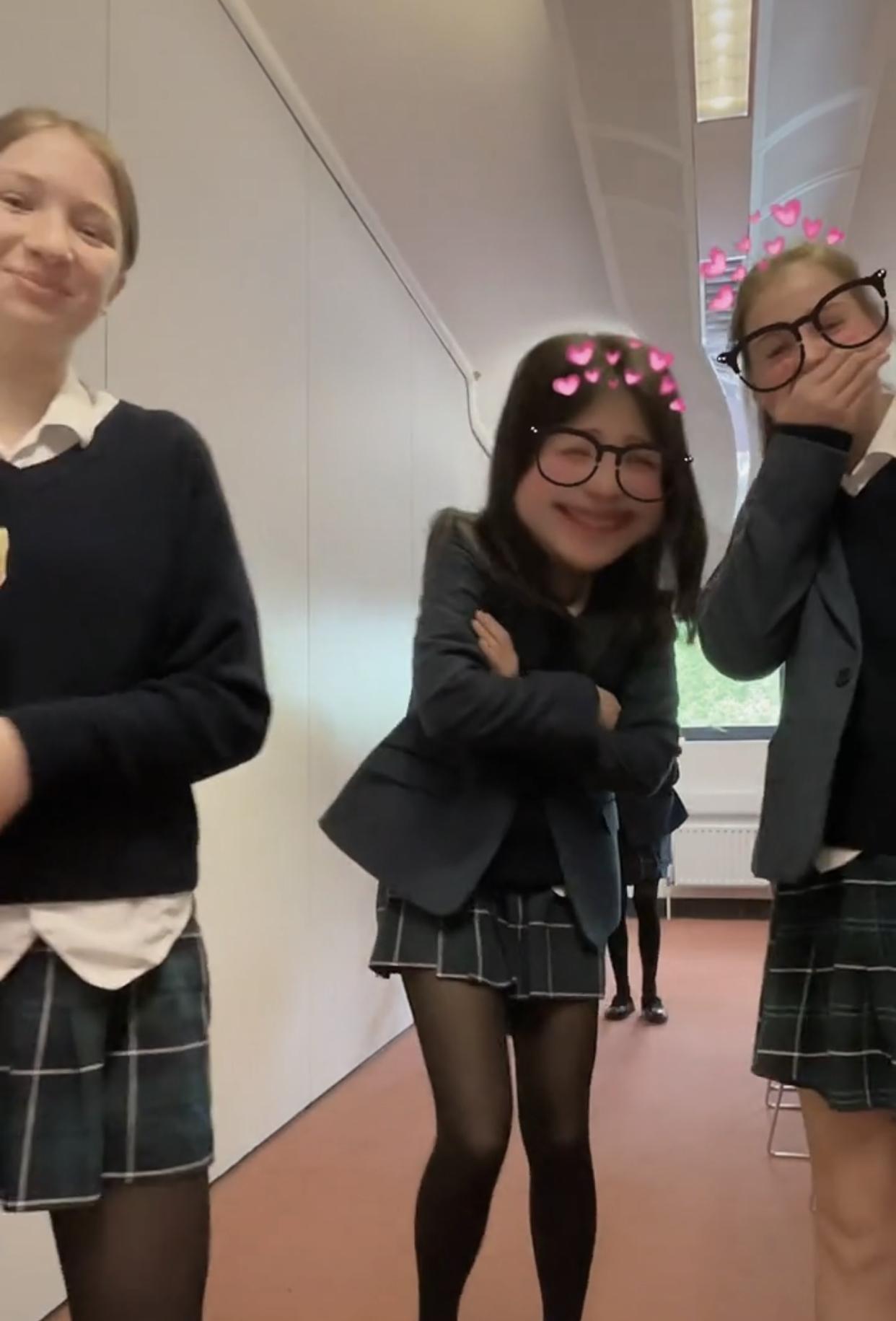 穿校服配时尚跳表白手势舞_艾特_视频_朋友