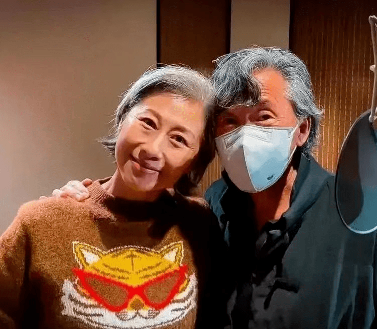 都是白发苍苍，林子祥十足老爷爷，叶倩文容貌和状态比实际年龄小(叶倩文林子祥唱的歌)