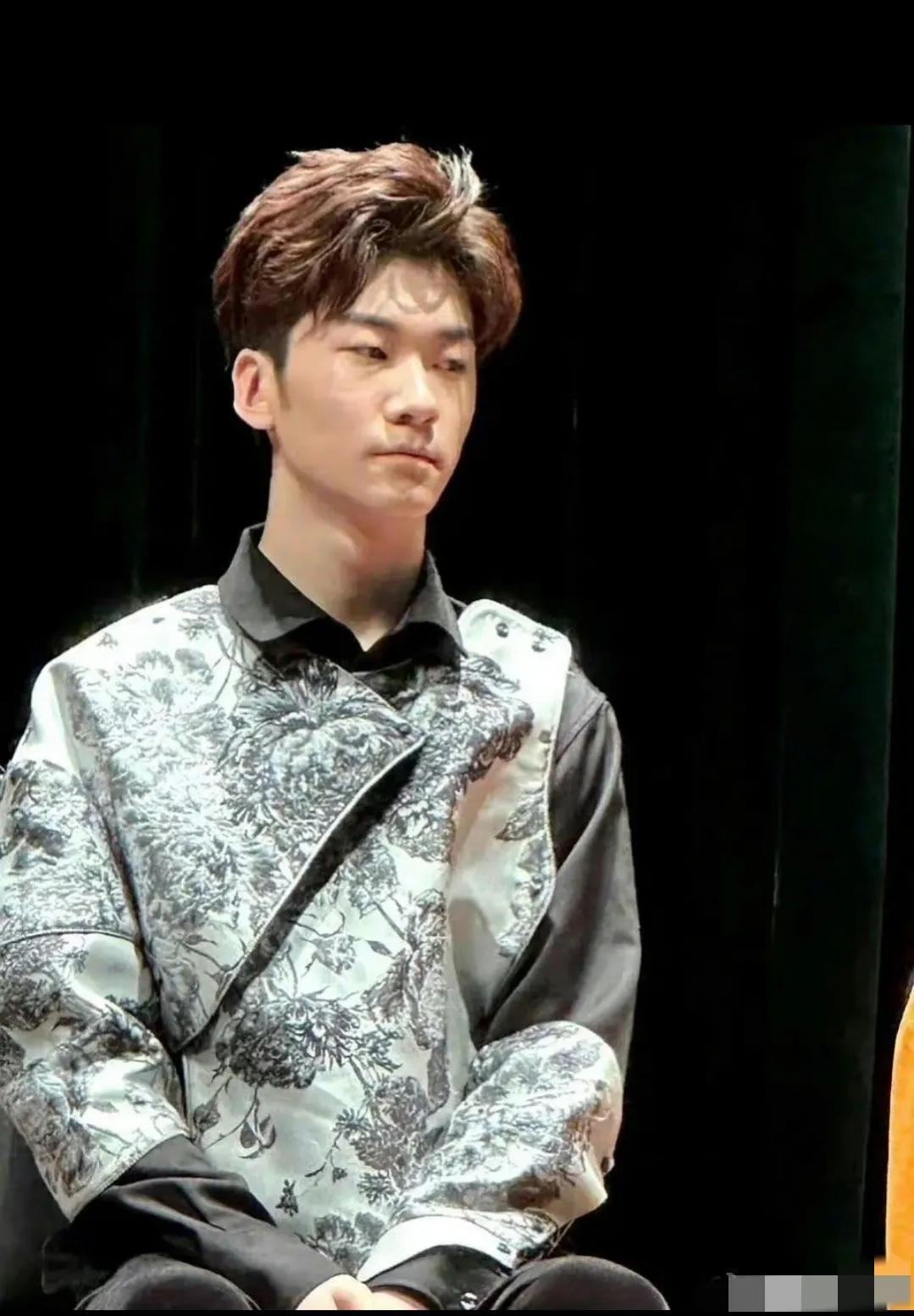 张悦轩_话剧表演_衬衫