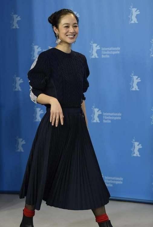 穿蓝色拼接装搭百褶裙的周韵,像是41岁的人吗?_感觉_印花_造型