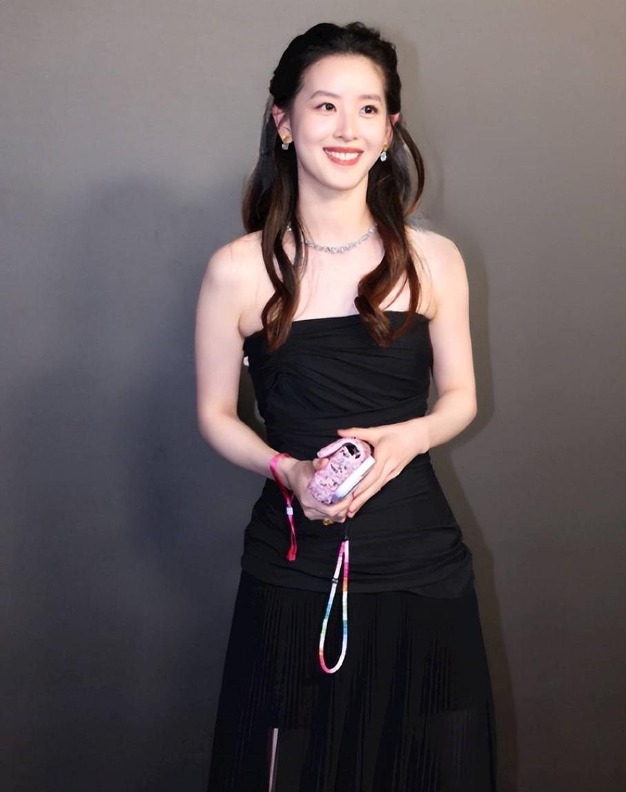 章泽天抛弃清纯玩性感,穿修身抹胸裙丰腴有致,刘强东一定很喜欢_着装