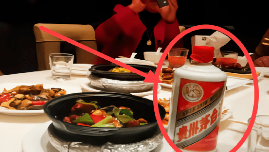 湖南一女子请客,为面子竟喝老爸4瓶茅台,事后被惊成"表情包"_胡颖