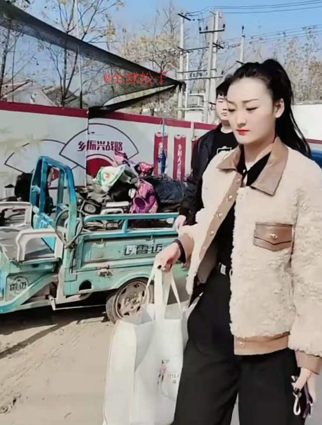 大衣哥节俭朴素,他的儿媳妇却开豪车用奢侈品,腰带就价值千元_陈亚男