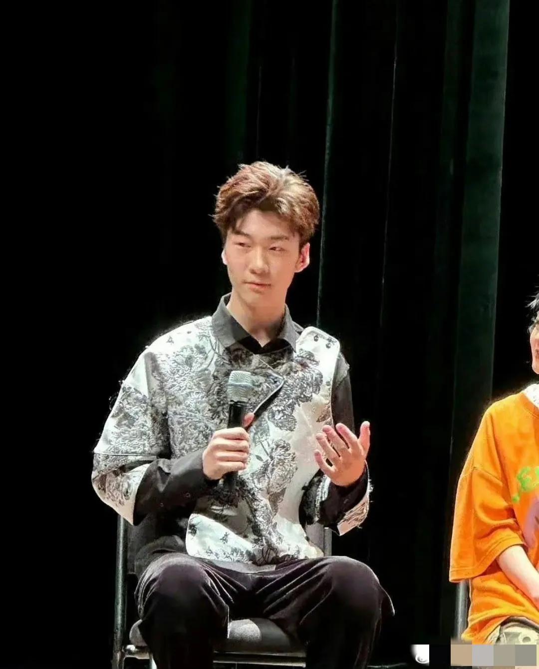 张悦轩_话剧表演_衬衫