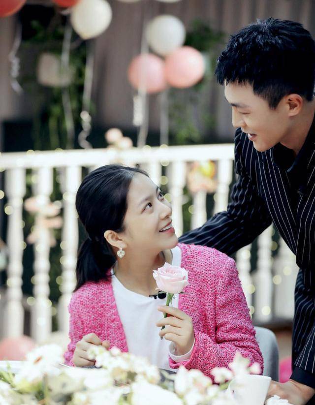 杜淳妻子王灿晒与小蛋饺过节日照,网友:第二张是李小璐?