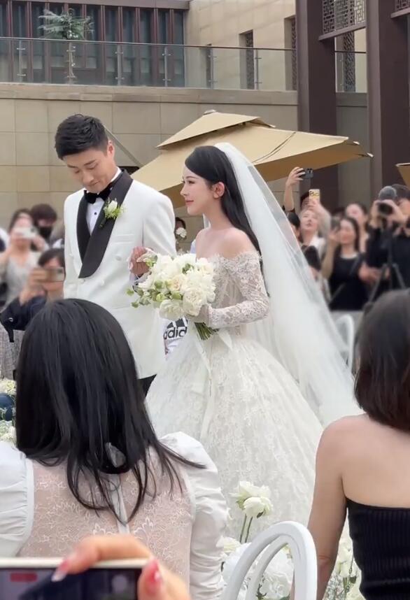 网红林姗姗二婚,王思聪买超出席婚礼,两人表情闷闷不乐,新郎颜值被