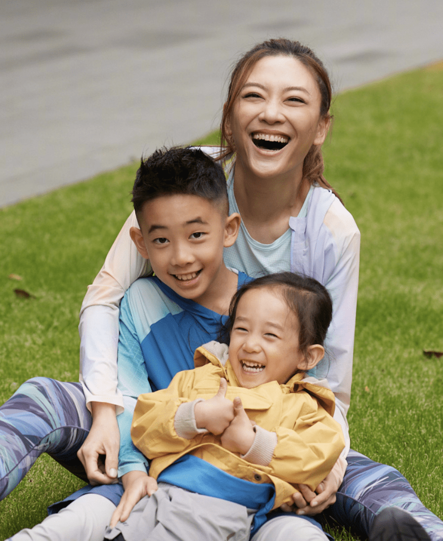 应采儿六一晒全家福,穿泳装秀美腿,陈小春教小儿子游泳好有耐心