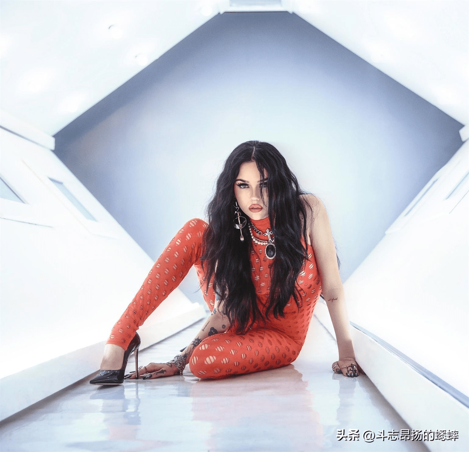 maggie lindemann (玛吉·林德曼)撩人的表情敲打你的心_身材_时尚