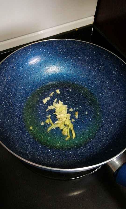 原创            餐桌佳肴虎皮尖椒 适合减肥人士，营养价值还很高呢！(虎皮尖椒百科)