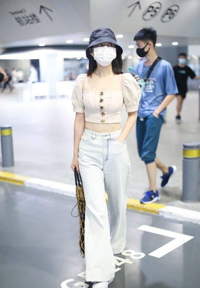 裤李沁的身材属于典型的瘦瘦类型,尤其是细腰和时尚的马甲线非常迷人