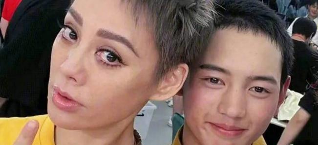 丁真与弟弟平措尼玛同框录制中餐厅_节目_带着_嘉宾