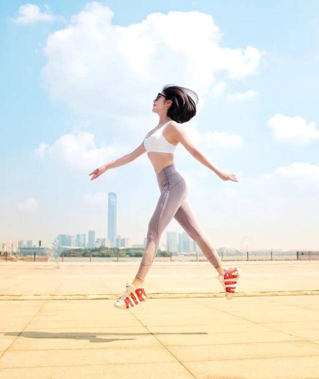 女演员赵奕欢蓝天下奔跑撒欢,穿运动紧身衣大秀玲珑好身材_方面_演艺