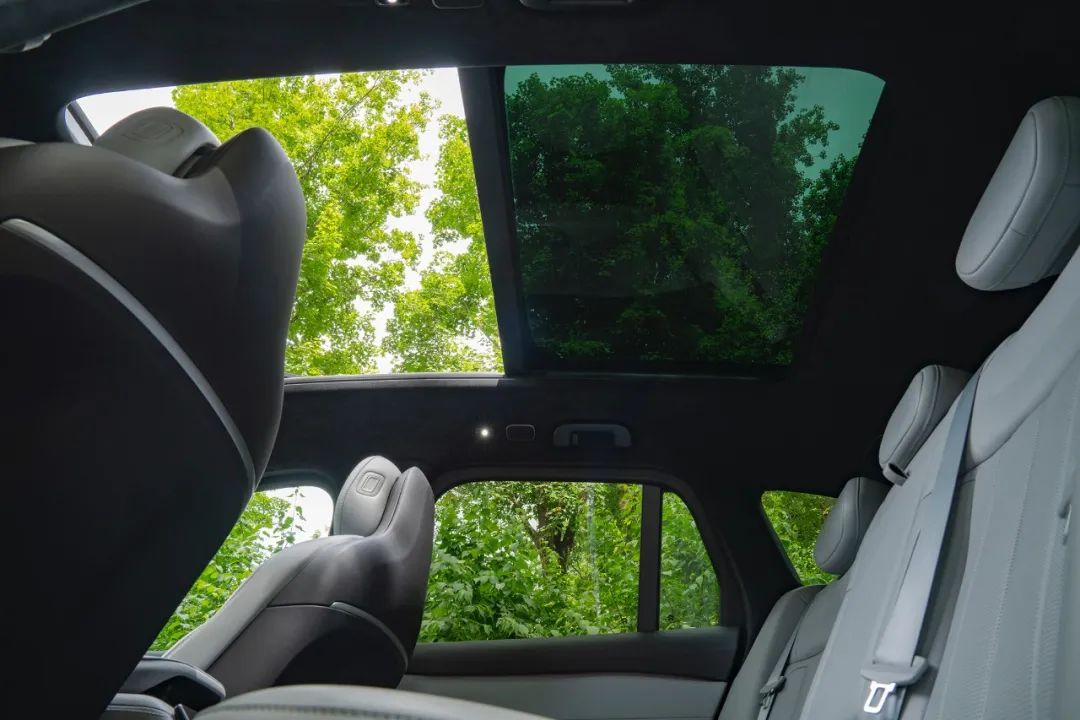 3平米超大可开启全景天窗,整个座舱就像有落地大窗的客厅一样,让人