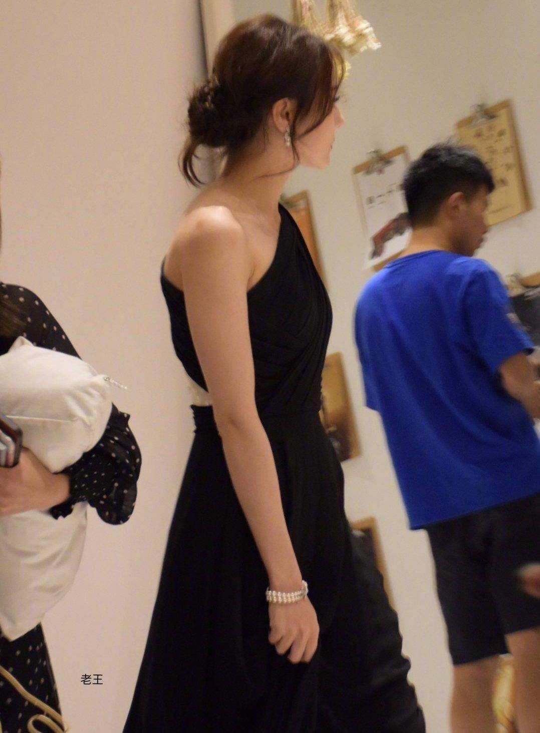 迪丽热巴穿高定裙走红毯,穿的还是运动鞋,后台几个人托裙摆!