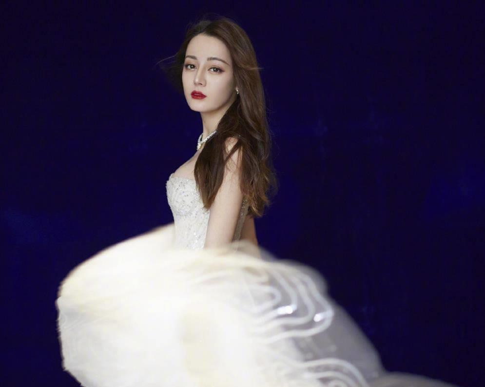 迪丽热巴最美的"白纱裙",当看到她侧颜的那一刻,网友不淡定了!