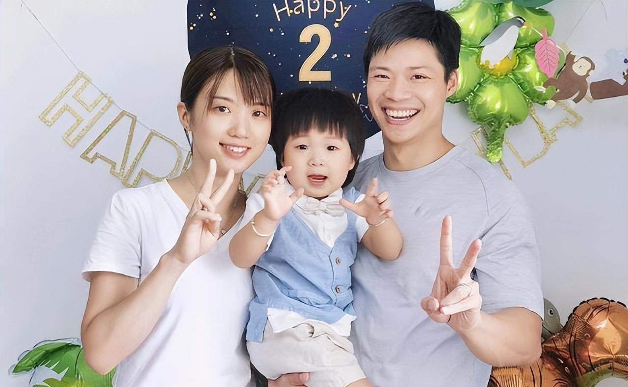 苏炳添2016年结婚,妻子林艳芳是他的初恋.两人从高中就相恋了.