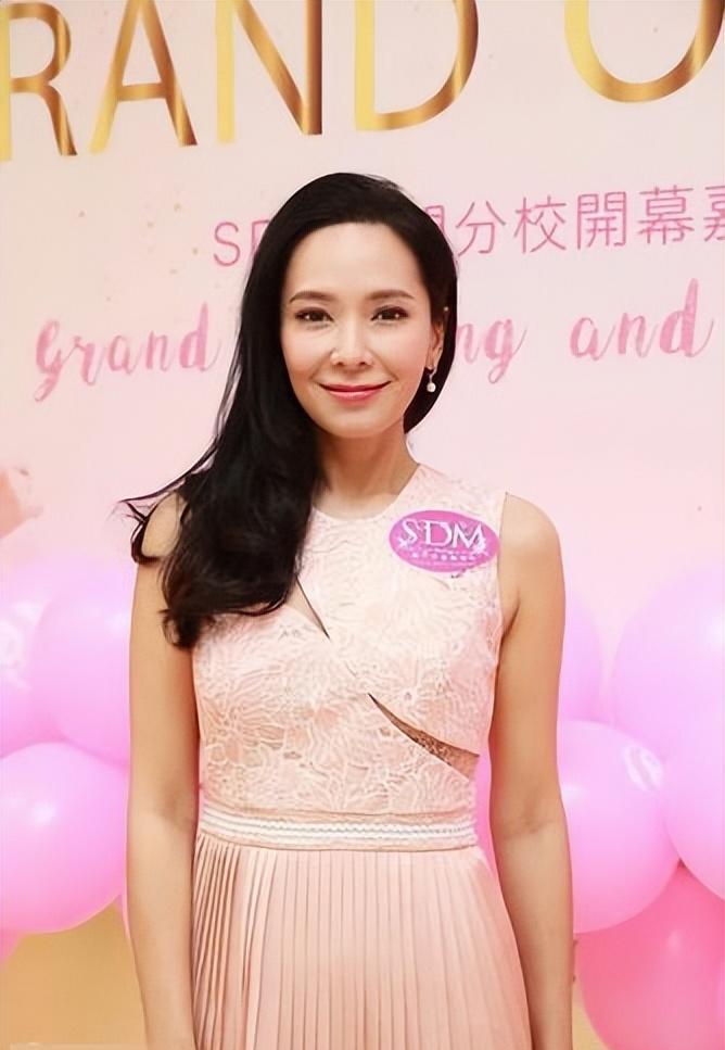 港姐郭羡妮:"倒贴"3套房下嫁河南农村,婚后被丈夫宠成宝_因为_母亲