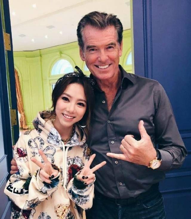 "最后一张",邓紫棋晒出与造型师男友mark的合照,照片中mark搂着邓紫棋