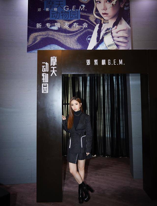 透过孔雀来隐喻某些人只活在争奇斗艳,相互比较的世界里;《flyaway》