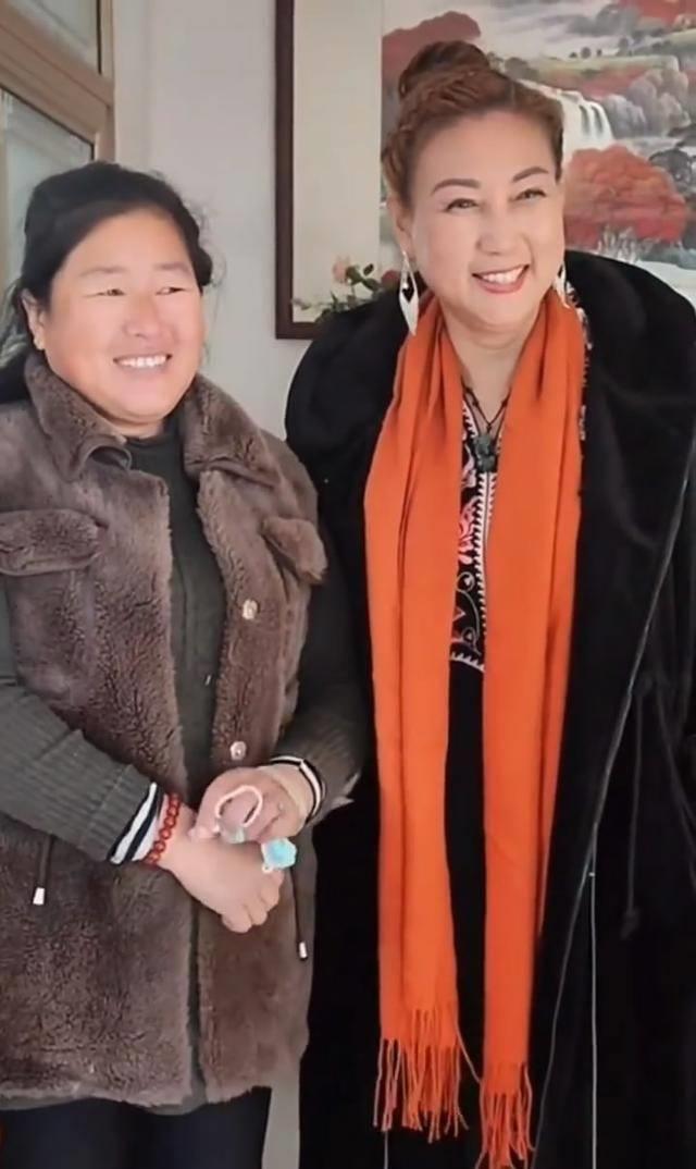 大衣嫂和新儿媳,新亲家同框,新儿媳表情冷淡,亲家母撞脸闫学晶_交流