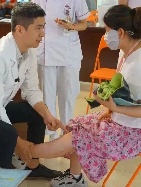 现场共有30余人参与,潘奇团队医生现场为大家进行细致地检查,科学地