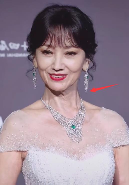 赵雅芝女神形象又翻车?面部油腻脖子松弛,与精修图判若两人?