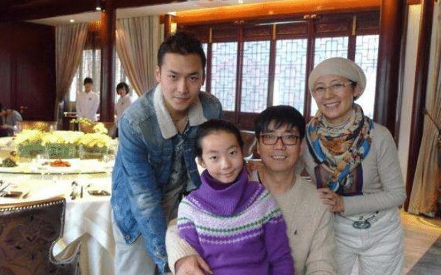 "邢捕头"范明:娶二婚大6岁的妻子,对继子视如己出_厉玲_儿子_孩子