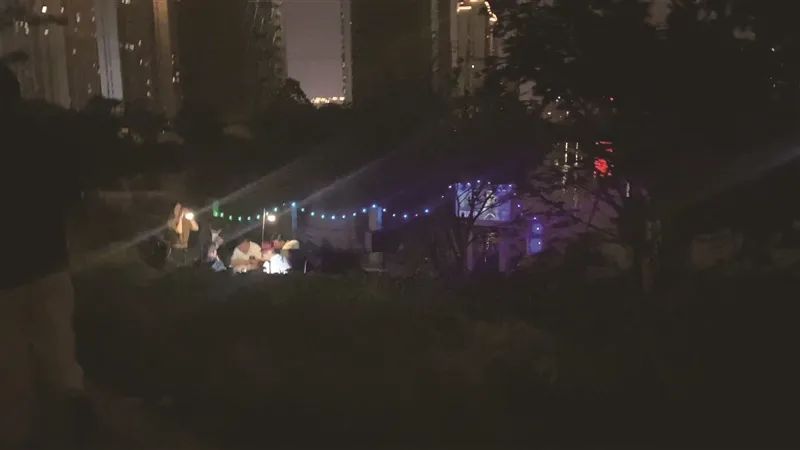 梧田老街迅速走红，狂欢过后却垃圾遍地