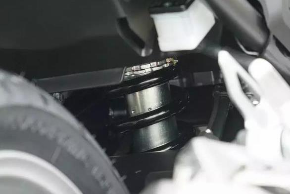 休闲旅行拉力车，正立前叉，碟刹配ABS，水冷电喷发动机40.3千瓦_搜狐汽车_搜狐网