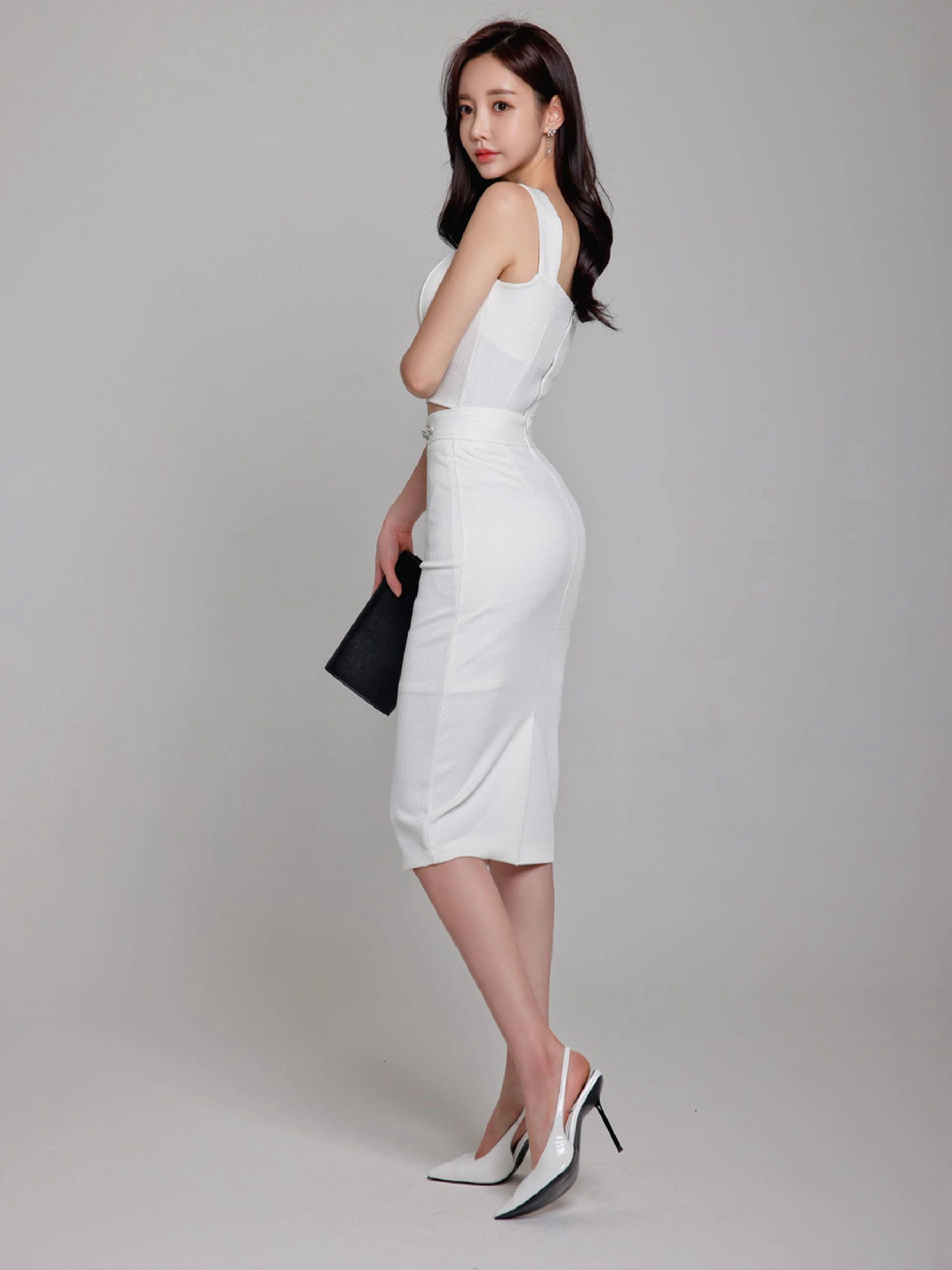 孙允珠白色连衣裙高跟鞋性感写真_显得_一身_感觉