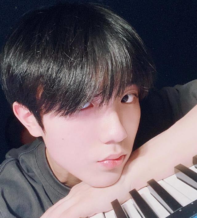 无论是唱歌,跳舞,自拍,忽然变成了男人(吃惊)为何现在,可就感觉还是