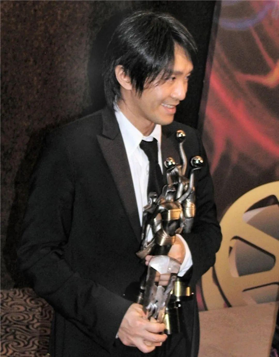 自导自演,最后自己拿了影帝的,除了《少林足球》周星驰还有谁?