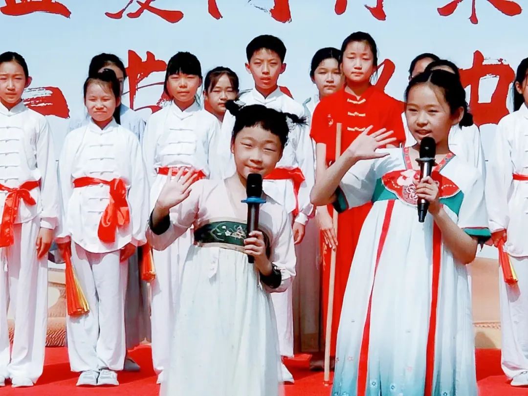 鲜艳的红领巾在胸前骄傲地高唱《我仰望五星红旗》!