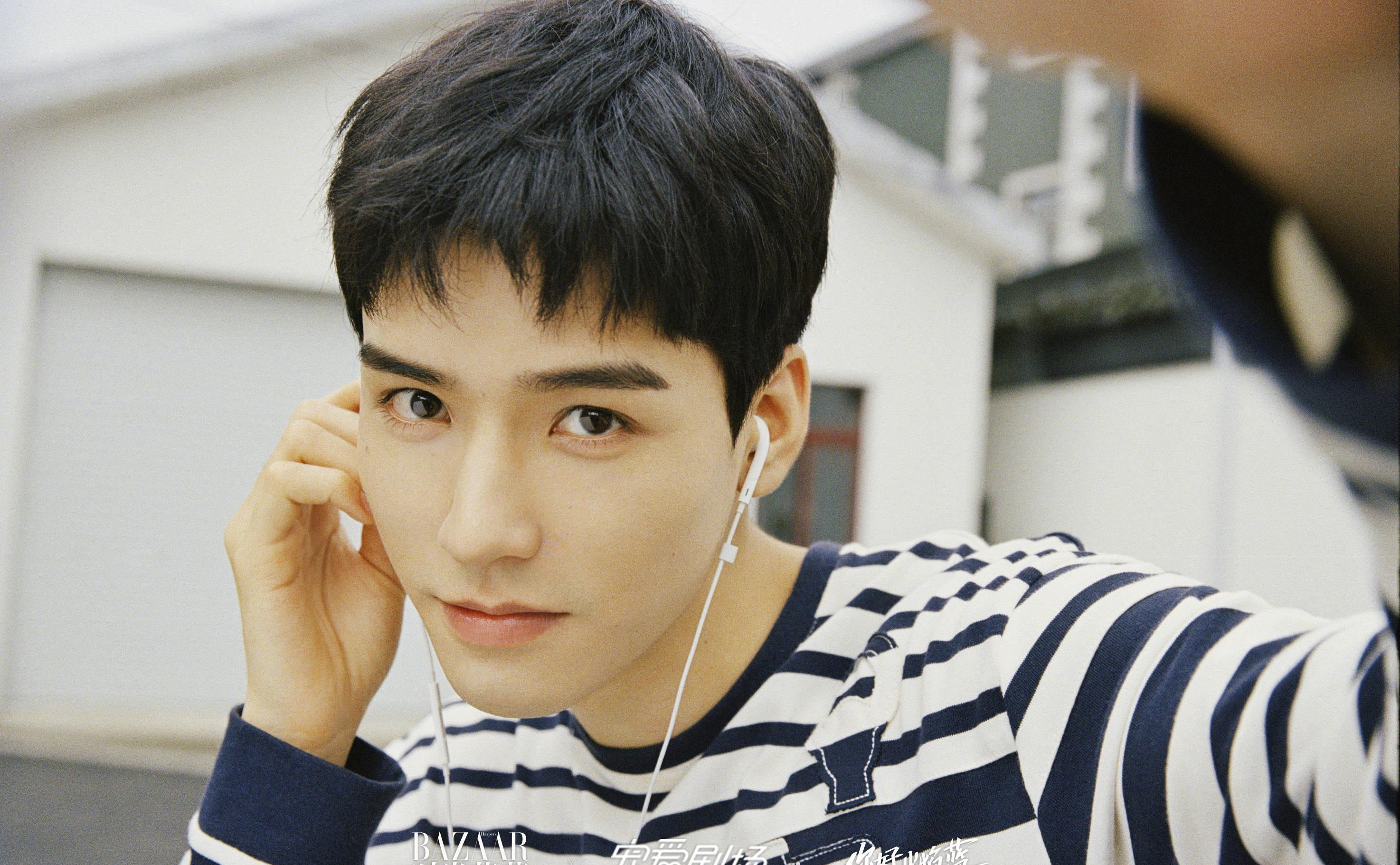 龚俊机场饭拍生图,一身黑色造型简约酷飒,最近的人气旺得很_活力_休闲