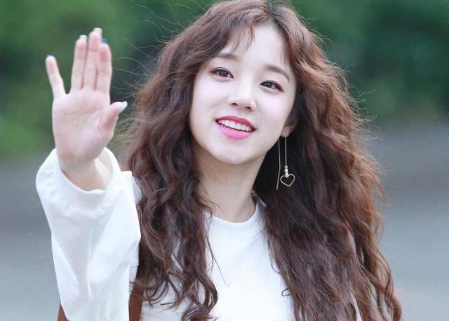 都说宋雨琦颜值全靠泡面头撑着?