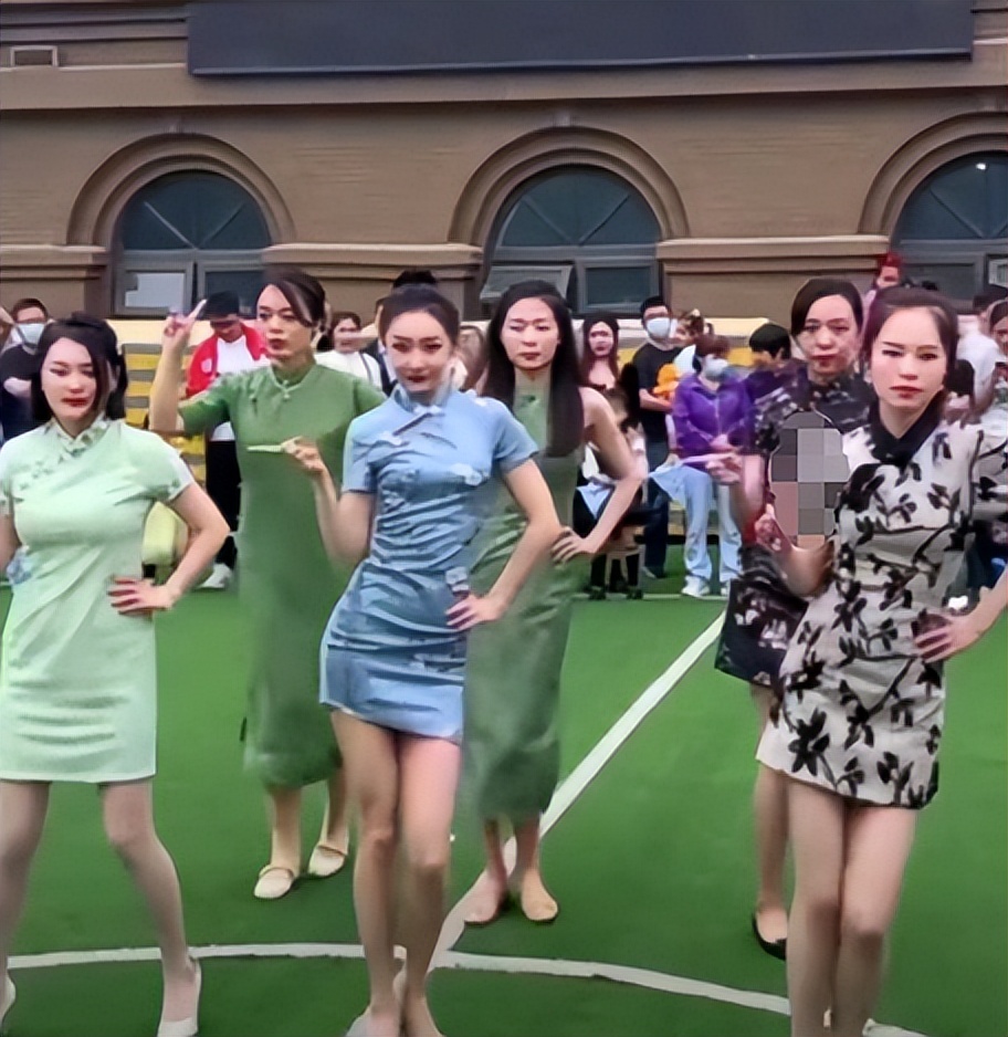 六一演出现场的最美妈妈团,网友却称不得体