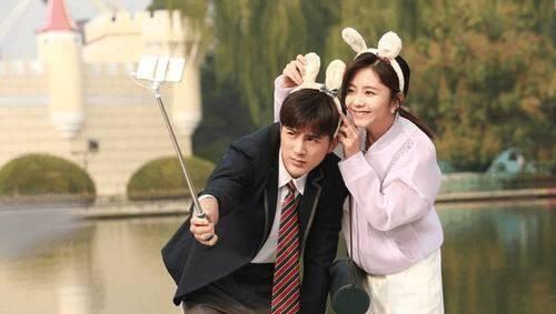 27岁演出17岁的少女感,这位圆脸"大龄女"连撩吴磊刘昊然_谭松韵_cp