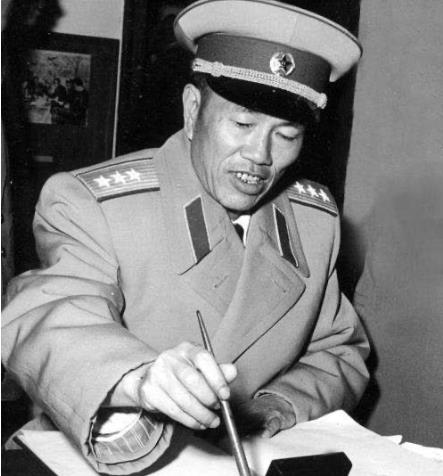 这三位将领曾当过大军区司令员，离休前都到这个大军区单位任副职