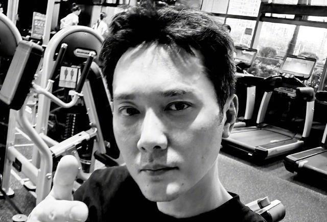 冯绍峰幽默回应变胖传闻,晒帅照颜值回归,调侃瘦了反而没人拍了