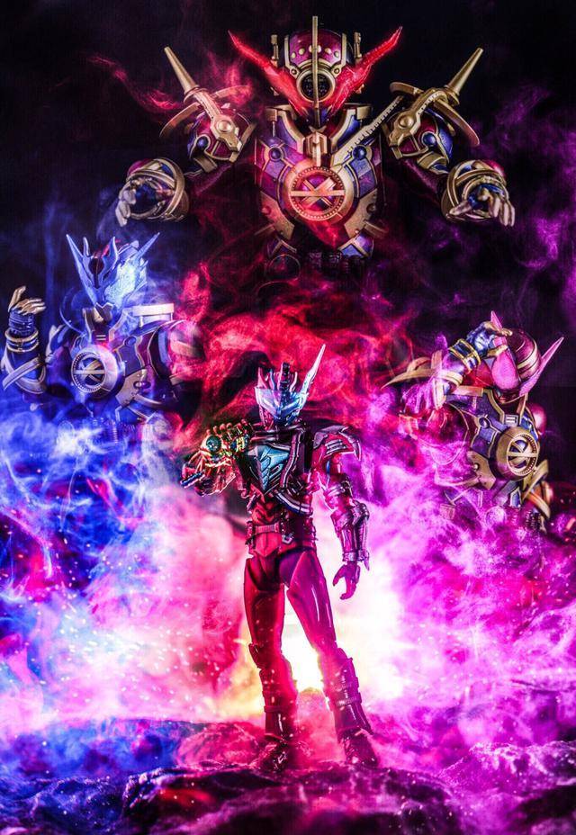 这个骑士在假面骑士build里是很有魅力的,不管是最早登场的血潜,还是